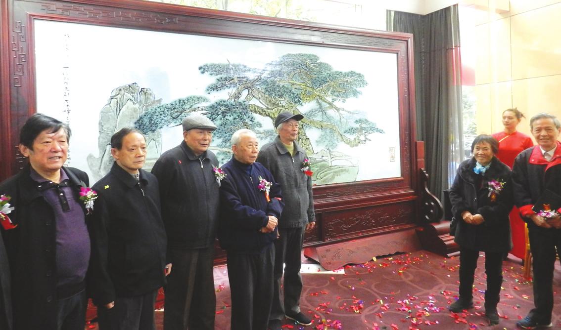 瓷壇泰斗王錫良九旬高齡再攀藝術高峰 從藝八十余載最大單體瓷板畫《瓷上蒼然寫古松》問世