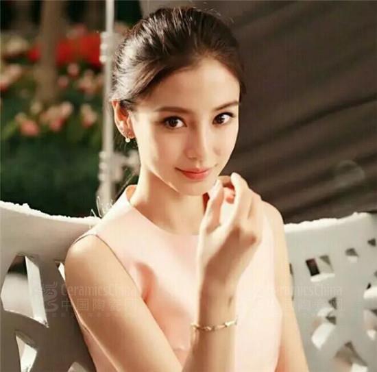 Angelababy����ͨ��ƽ��ģ�ص�����f(w��n)���P(gu��n)ע�ć�(gu��)��Ů��