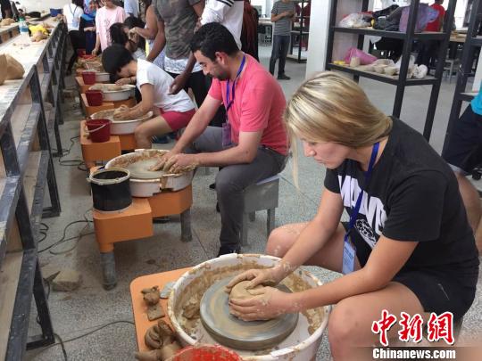 ���˽��մ��������̺󣬸�����W(xu��)�����Ї�Ψһ���մ������Ķ���Ա��Ƹ�У&mdash;&mdash;�����(zh��n)�մɴ�W(xu��)�@����&ldquo;һ�@����&rdquo;�ęC(j��)���������iȪ �z